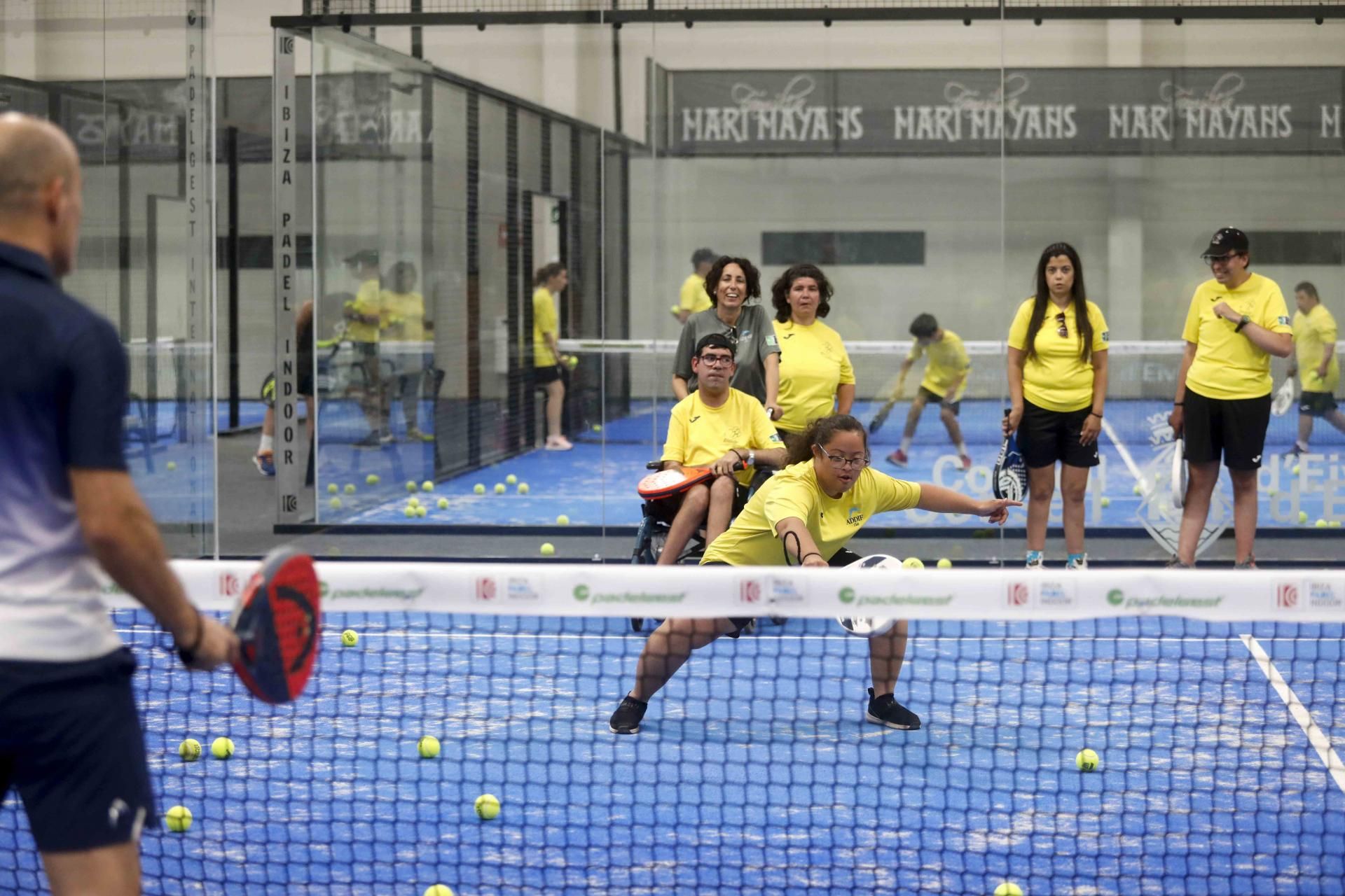 Sessió de pàdel inclusiu amb entrenadors